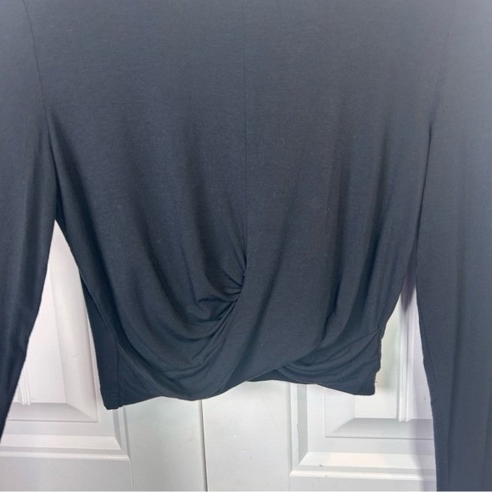 OFFLINE by Aerie Twist Front Crop Top Womens Small Black Long Sleeve Thumbholes - Picture 3 of 8